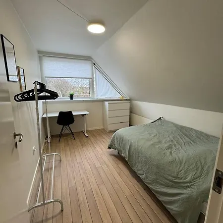 Charming House For 11 Persons In With Luxury Rooftop Deck & Free Parking